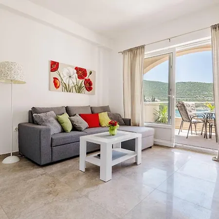 Divna * Neum